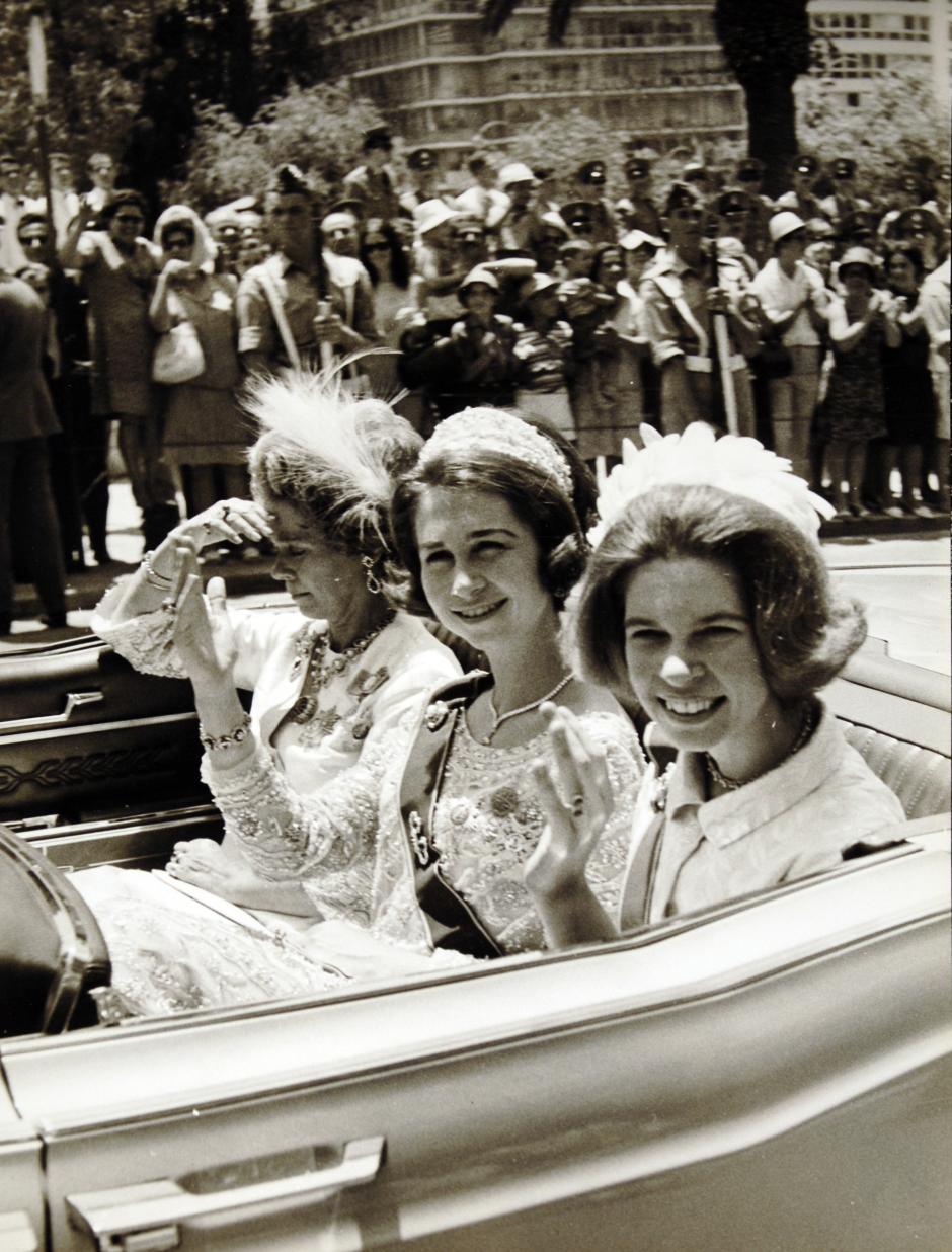 REINA SOFIA DE ESPAÑA CON SU MADRE FEDERICA Y SU HERMANA IRENE DE GRECIA DECADA 1960 *** Local Caption *** REINA SOFIA DE ESPAÑA CON SU MADRE FEDERICA Y SU HERMANA IRENE DE GRECIA DECADA 1960