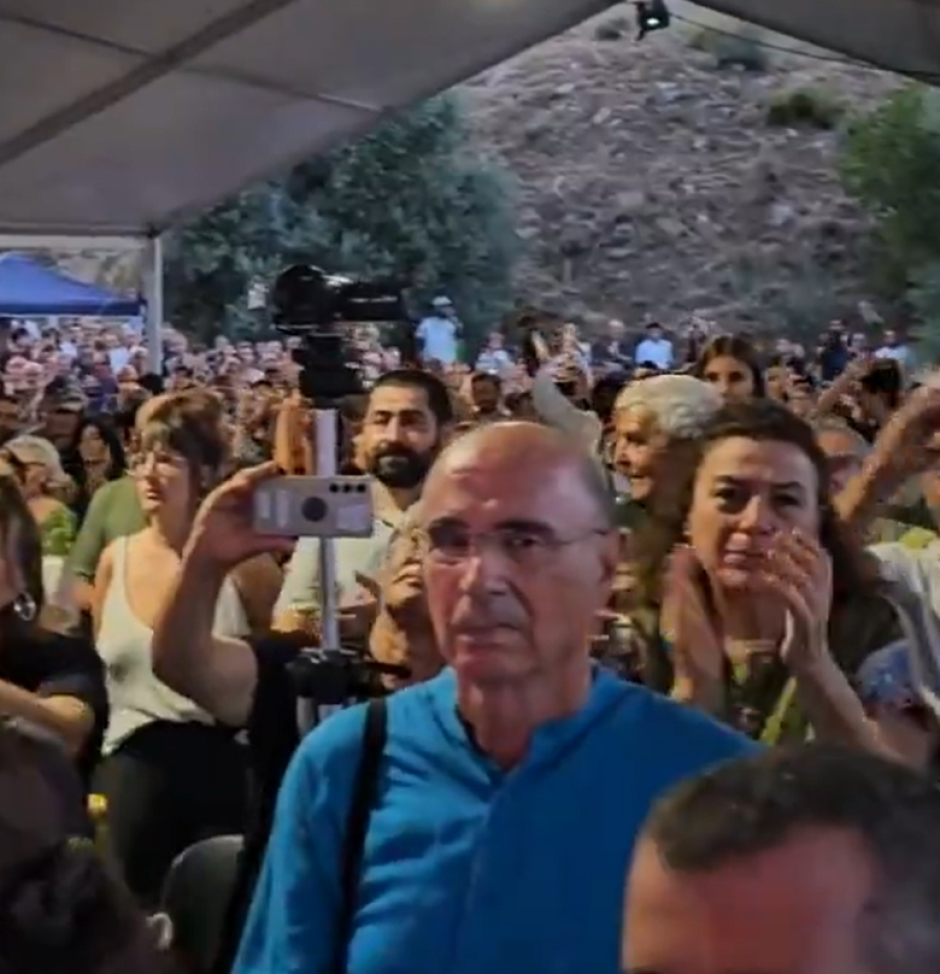 El cantautor Lluis Llach estuvo presente en primera fila como presidente de la ANC catalana