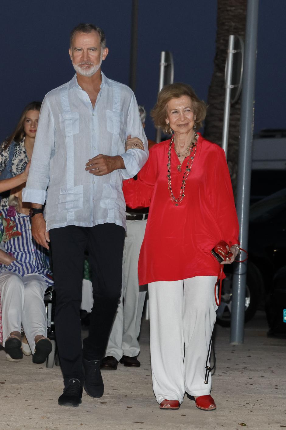 PALMA, 04/08/2024.- El rey Felipe VI y su madre, la reina emérita doña Sofía, cenan esta noche en el restaurante Mia, en el Portitxol, hoy domingo en Palma de Mallorca. EFE/Ballesteros