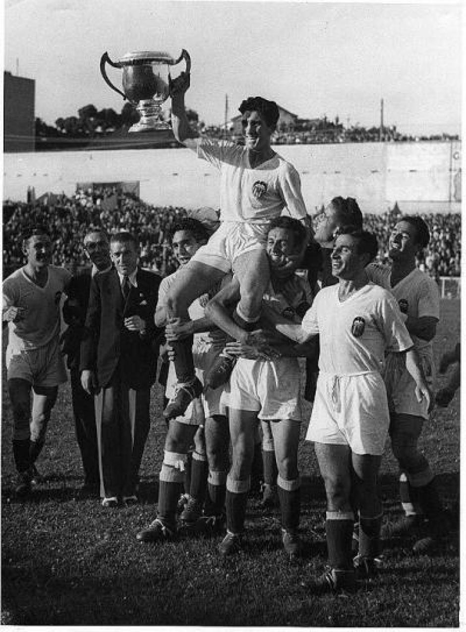 Juan Ramón, a hombros, con el primer título de la historia del club