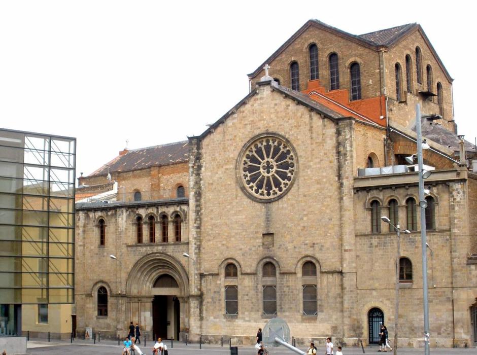 Fachada de la iglesia de Montalegre, en Barcelona, desde la calle Valldonzella