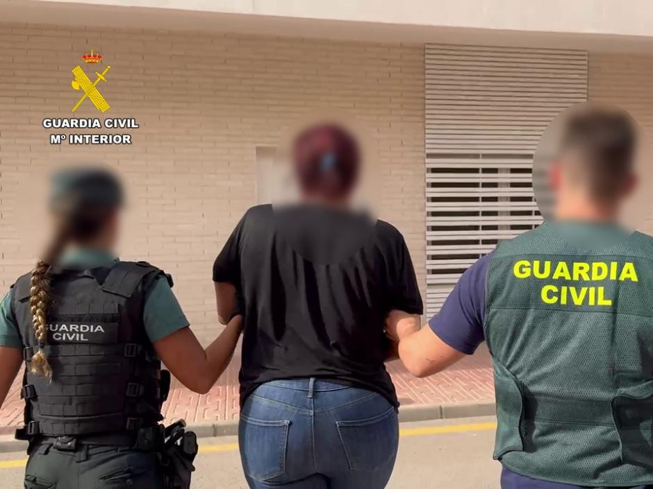 Una de las detenidas durante la operación 'Emisaria'