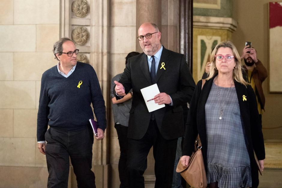 Anna Tarrés, junto a Quim Torra y Eduard Pujol, en el parlamento catalán