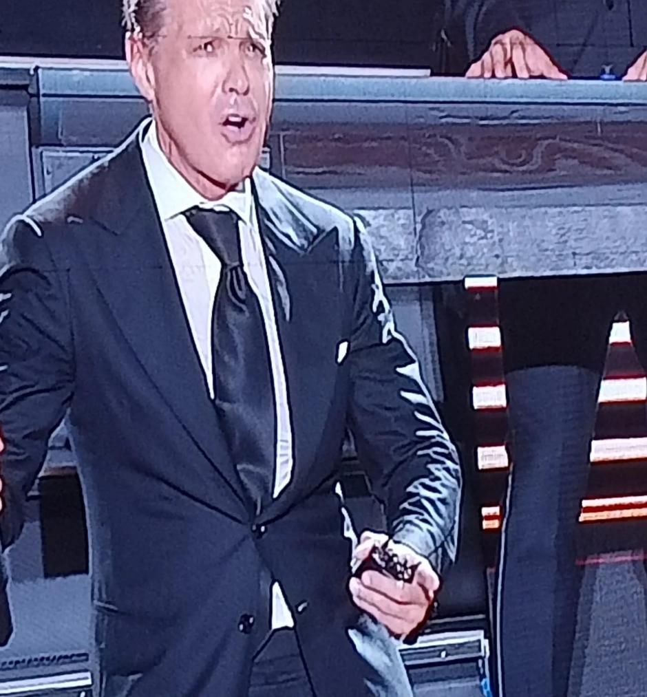 Luis Miguel lleva una petaca