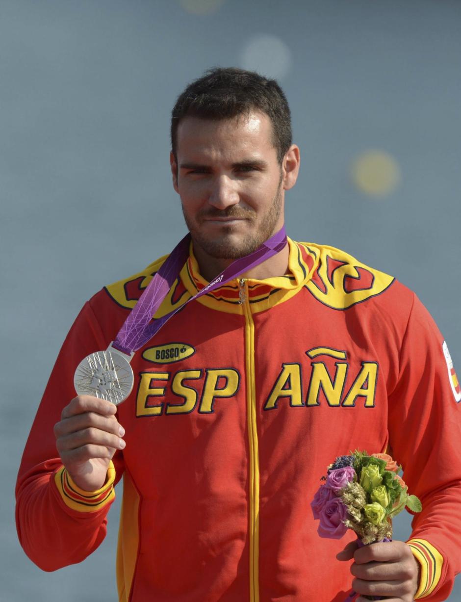 Saul Craviotto posa con la medalla de plata tras lograr el segundo puesto en final de la prueba de 200m de Kayak individual (K1) masculino en los Juegos Olímpicos de Londres