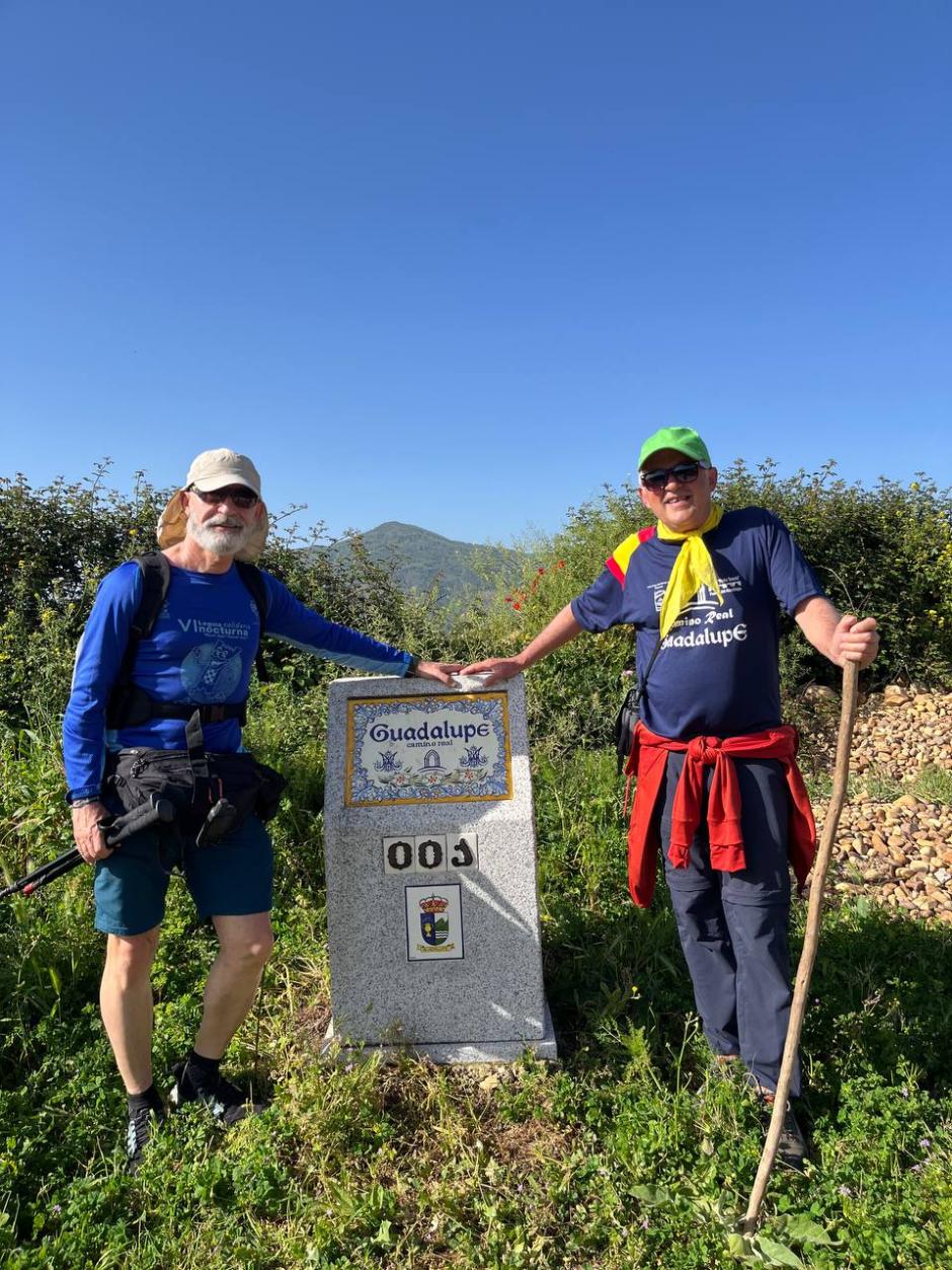 Los dos amigos antes de comenzar el camino real que une el monasterio de Gualupe y Madrid