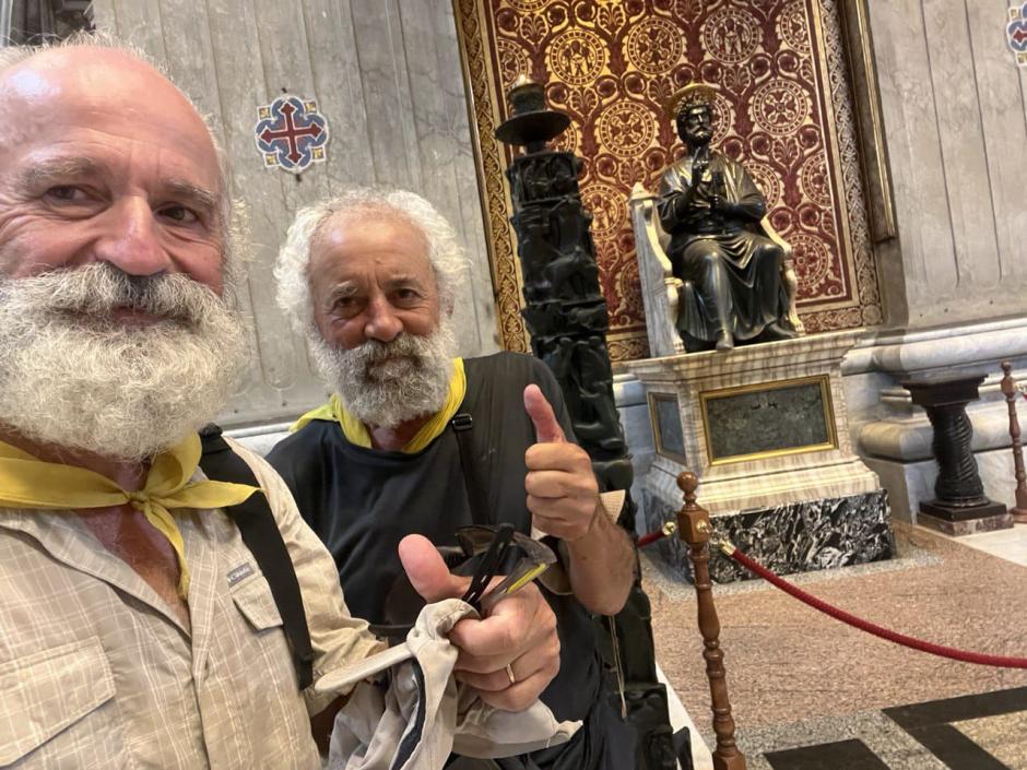 Los dos peregrinos haciéndose un selfie junto a la imagen del apóstol san Pedro, dentro de la basílica del Vaticano