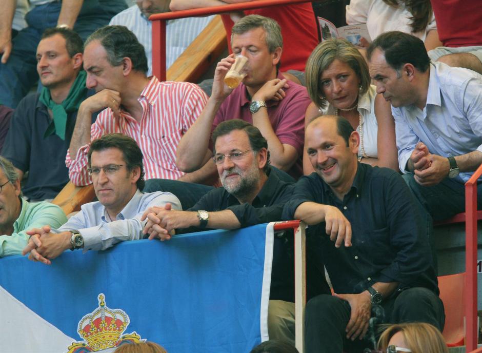 Alberto Núñez Feijóo, Mariano Rajoy y Alfonso Rueda (una fila por encima de ellos), en la Plaza de Toros de Pontevedra