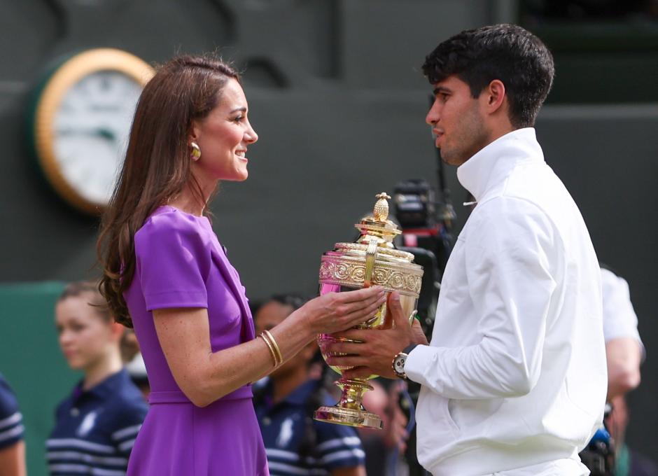 Kate Middleton entregó a Carlos Alcaraz el trofeo como ganador de Wimbledon 2024