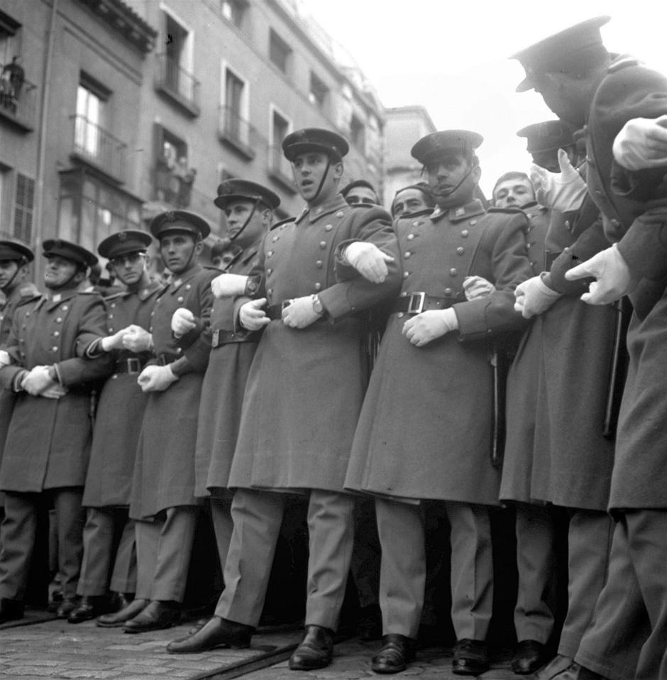 Cordón de seguridad establecido por la Policía Armada (los grises) en una imagen de 1966