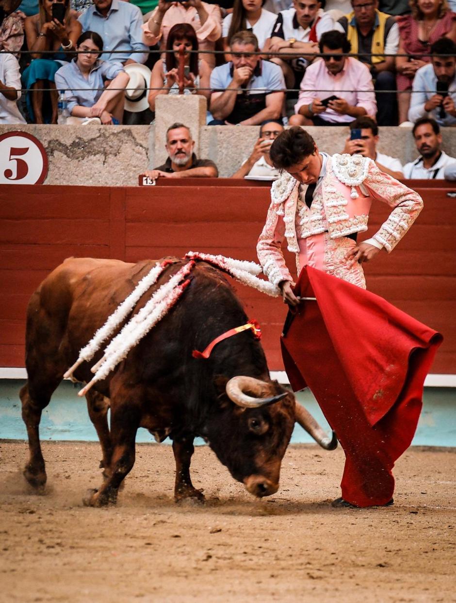 Roca Rey durante la lidia de su primer toro, al que cortó una oreja