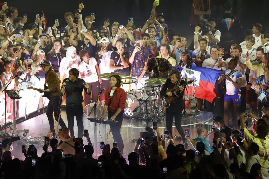 Un momento de la actuación de Phoenix en la ceremonia de clausura