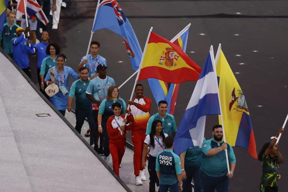 Abanderados entran en el estadio durante la ceremonia de clausura