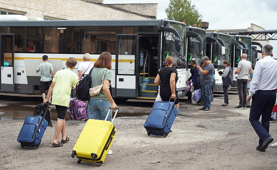 Decenas de personas son evacuadas de la ciudad de Rylsk en la región de Kursk