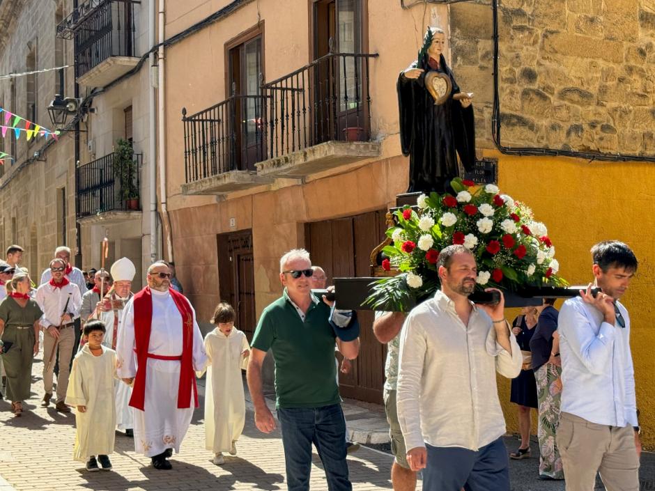 Monseñor Elizalde, a la izquierda, durante la procesión por las calles de Labastida