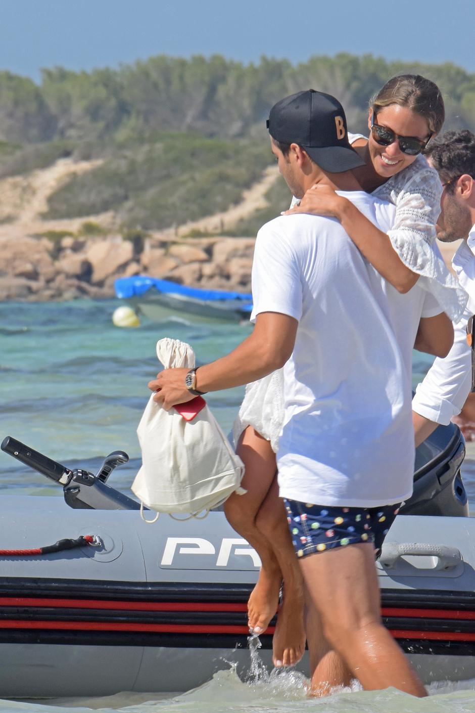 Soccerplayer Alvaro Morata and Alice Campello on holidays  in Sardinia, Italy.
En la foto : selfie