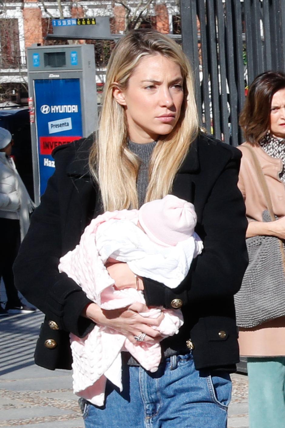 Alice con su hija Bella en Madrid