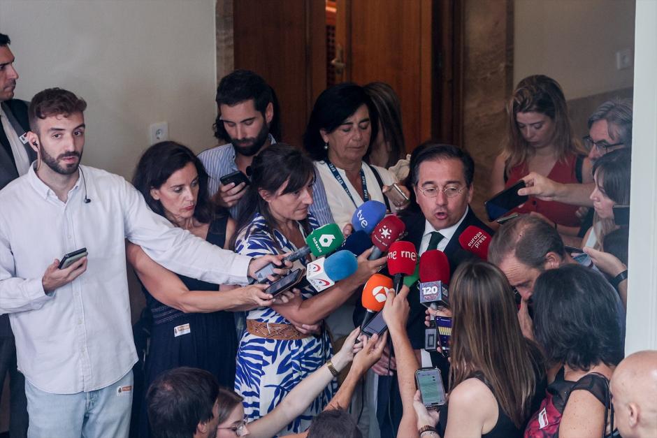 José Manuel Albares, atendiendo a la prensa antes de su comparecencia en el Senado