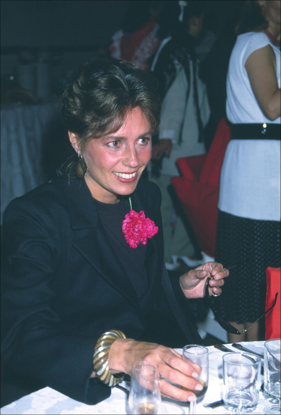 SANDRA DOMECQ DURANTE UN ACTO EN EL RESTAURANTE " ZALAMERO " EN LA DECADA DE 1980
