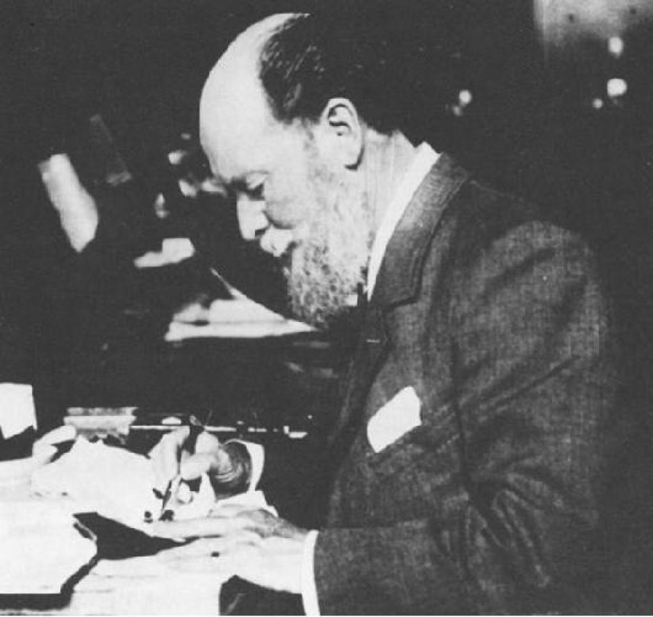 Carl Fabergé trabajando en 1900