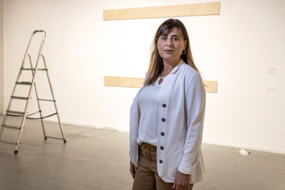 La directora del Museo de Arte de Tel Aviv posa ante las paredes vacías de sus galerías