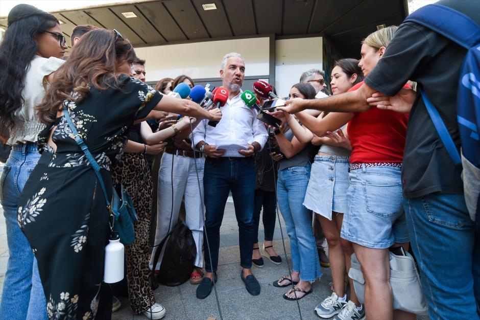 Bendodo, atendiendo a los medios en la puerta de la sede de Génova