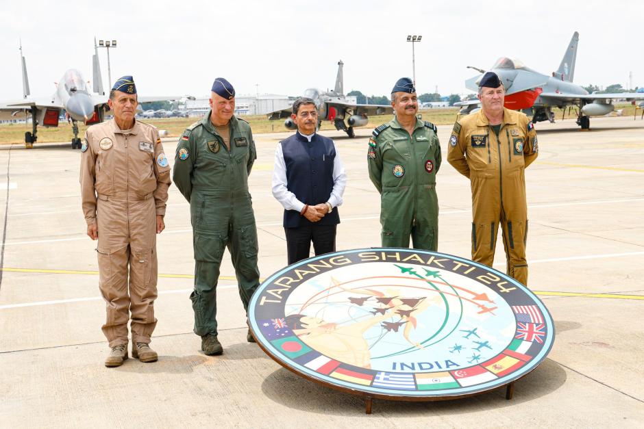 los jefes de Estado Mayor del Aire de Alemania, Francia y España visitan la base aérea de Sulur, India, acompañados por Mariscal en jefe del Aire Vivek Ram Chaudhari