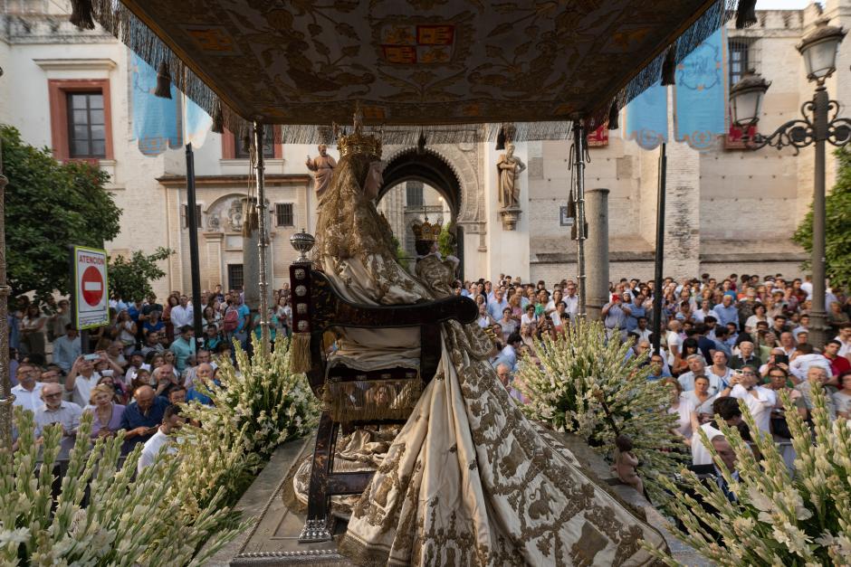 La Virgen de los Reyes procesiona bajo palio cada 15 de agosto por las gradas bajas de la Catedral de Sevilla