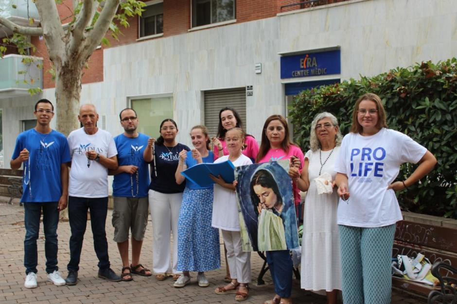 Voluntarios de 40 Días por la Vida frente al abortorio Eira, en Tarragona