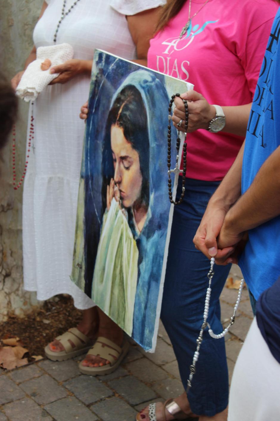 Voluntarios de 40 Días por la Vida en Tarragona sostienen un retrato de la Virgen María