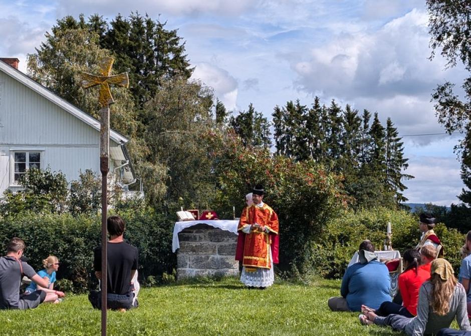 El padre Stamnestrø celebra, por primera vez en 500 años, misa sobre el altar de Dyste