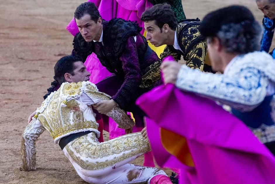 Daniel Luque y la cuadrilla de Talavante socorren al torero tras el percance