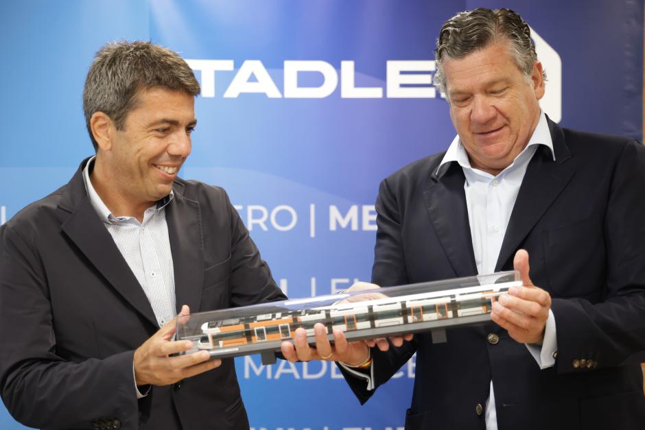 Mazón, en la en la fábrica de Stadler en Valencia, que construirá 500 trenes-tram para un consorcio austríaco-alemán