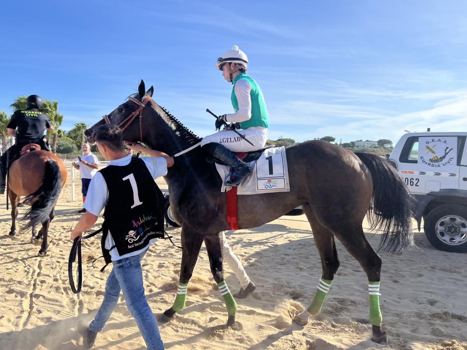 La llegada del caballo ganador es aplaudida por los presentes en el hipódromo