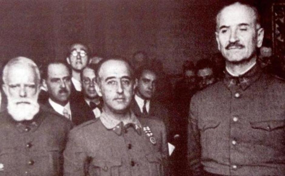 Queipo de Llano, a la derecha junto al general Cabanellas (izda.) y Francsico Franco