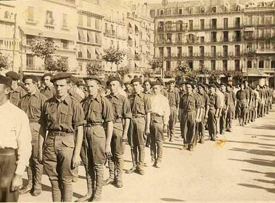 Voluntarios carlistas en la plaza del Castillo de Pamplona el 19 de julio de 1936