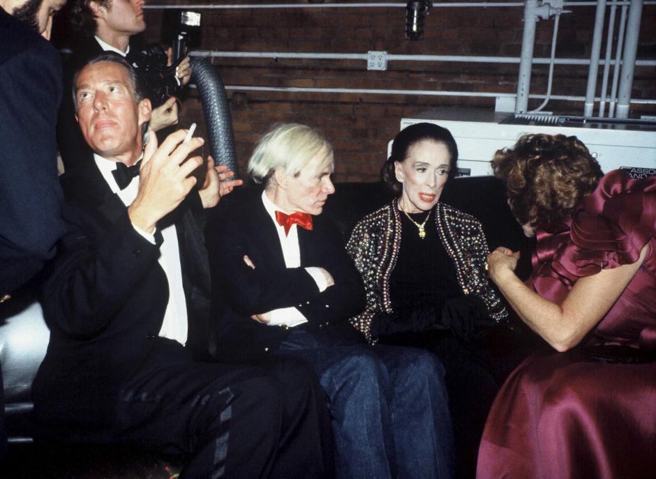 Andy Warhol, en el centro, rodeado por Roy Halston y Diana Vreeland en Studio 54