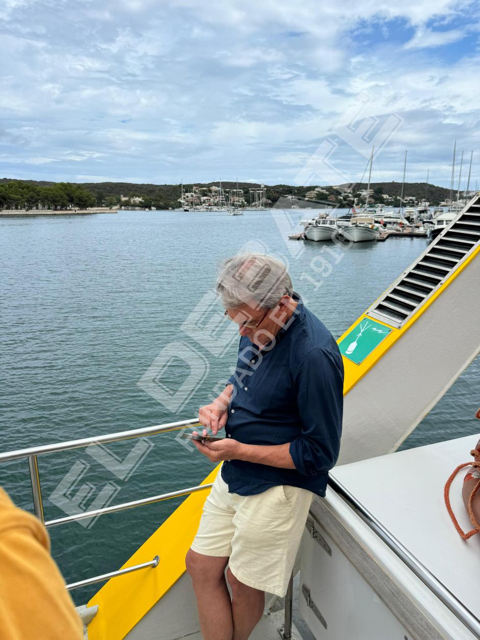 Artur Mas, en el ferry de camino a isla del Rey (Menorca)