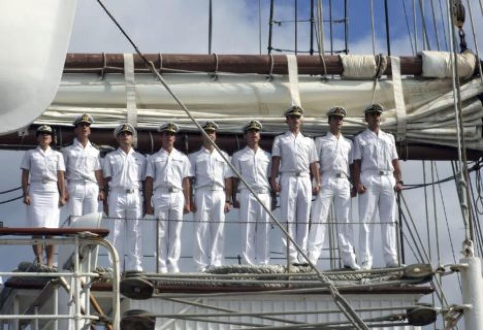 PO01. MARÍN (PONTEVEDRA), 13/07/2010.- La tripulación del
buque-escuela de la Armada "Juan Sebastián de Elcano", a su llegada al
muelle de la Escuela Naval Militar de Marín, en Pontevedra, tras
finalizar su LXXXI crucero de instrucción con 49 guardiamarinas de
cuarto curso a bordo que se han formado en navegación, astronomía e
inglés. EFE/Julio Santos.