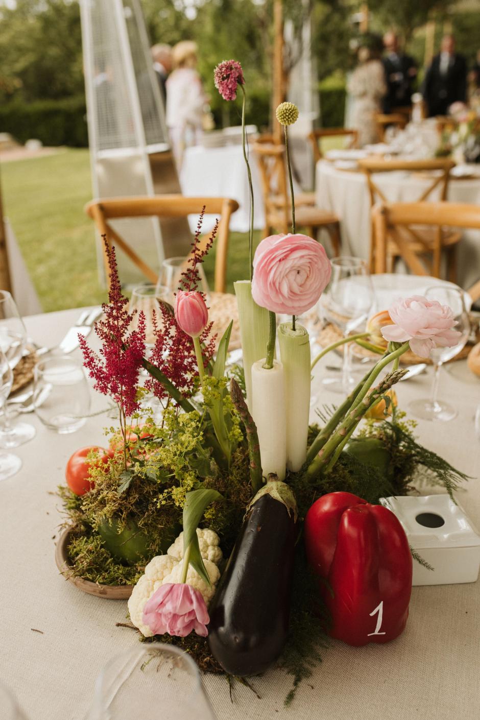 Decoración con verduras de mesa nupcial