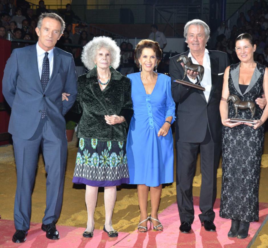 Alain Delon con la duquesa de Alba en Sicab