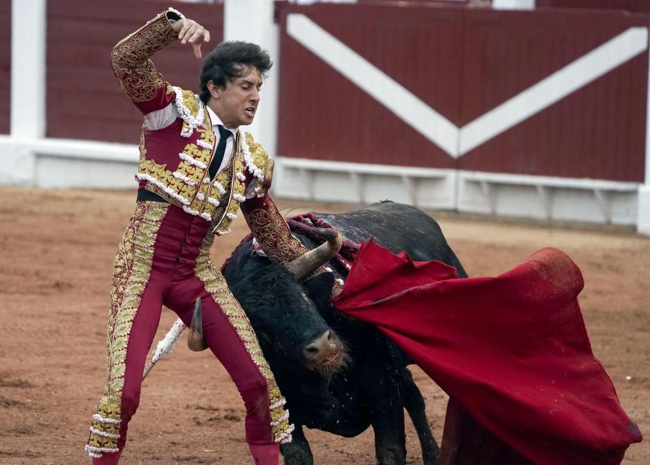 Roca Rey fue cogido por su segundo toro al entrar a matar