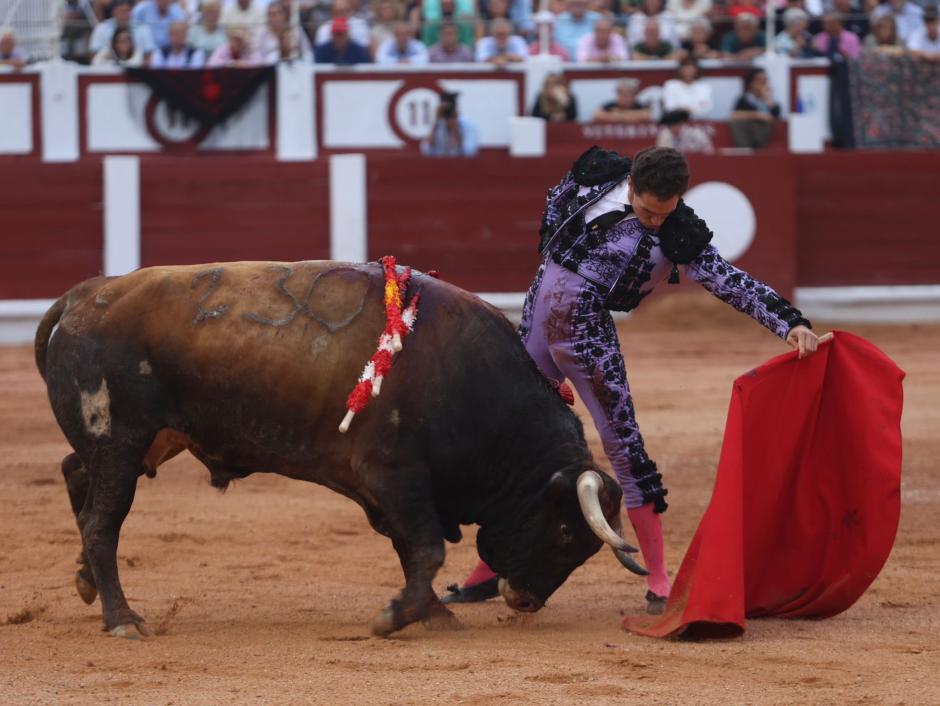 Ginés Marín con el segundo de su lote, al que cortó una oreja