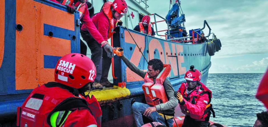 Imagen rescate marítimo en el Mediterráneo de la embarcación de migrantes 'Aita Mari'