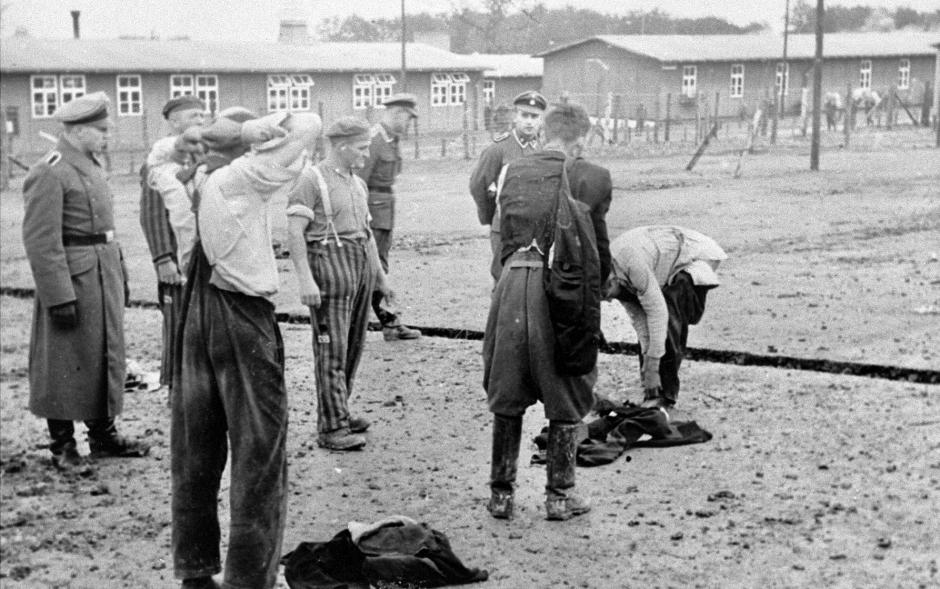 Prisioneros polacos forzados a desvestirse al llegar a Buchenwald