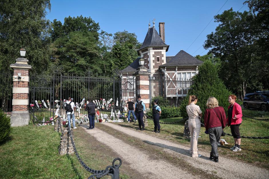 Douchy (France), 19/08/2024.- Villagers and fans gather to pay tribute to late French actor Alain Delon in front of his property in Douchy, France, 19 August 2024. French film legend Alain Delon passed away aged 88 in Duchy, France, his family said in a statement on 18 August. (Francia) EFE/EPA/CHRISTOPHE PETIT TESSON