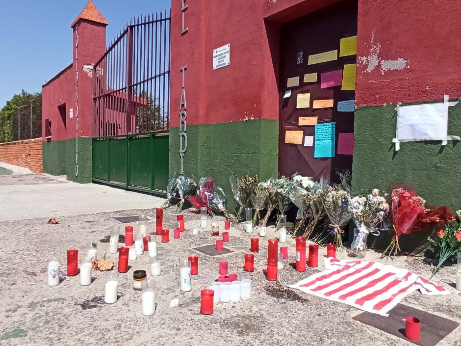 Decenas de velas, flores y escritos tratan de homenajear al pequeño Mateo