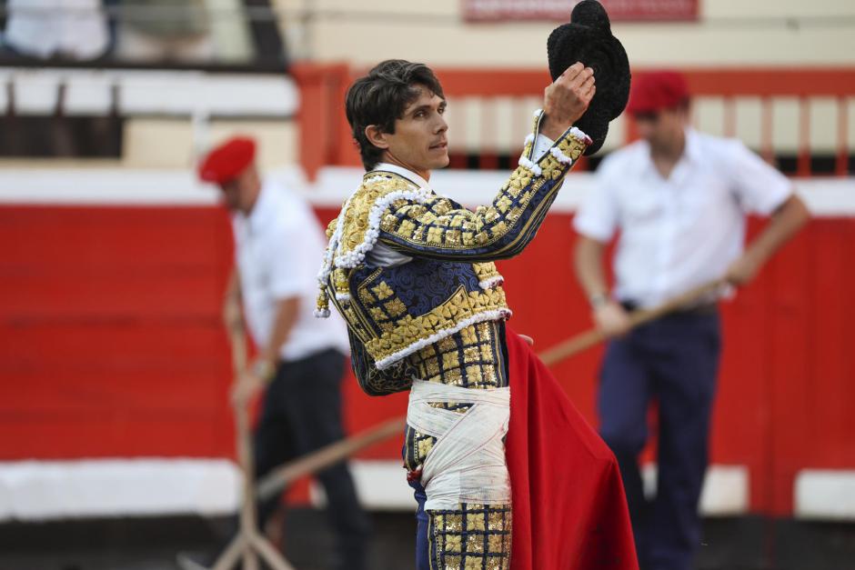 Sebastián Castella, con el muslo vendado tras la voltereta que le propinó el primero de sus toros