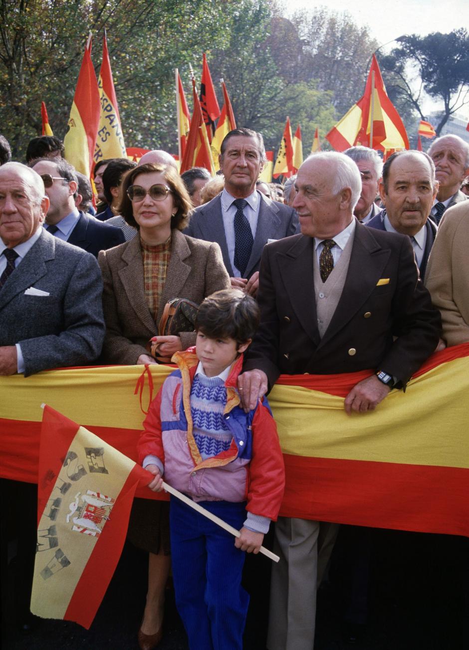 CARMEN FRANCO Y POLO CON SU MARIDO EL MARQUES DE VILLAVERDE CRISTOBAL MARTINEZ BORDIU DURANTE UNA MANIFESTACION EN MADRID EN 1976