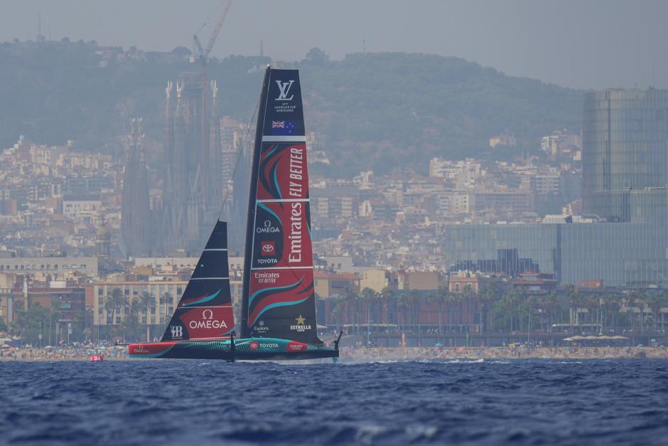 El barco neozelandés Emirates Team New Zealand, durante la primera jornada de la 37ª Copa del América